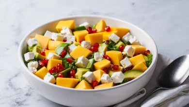 Descubra como preparar uma salada de manga deliciosa, prática e refrescante. O acompanhamento perfeito para seus almoços de verão. Confira o passo a passo!