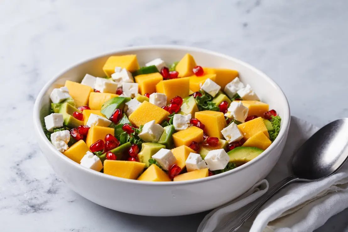 Descubra como preparar uma salada de manga deliciosa, prática e refrescante. O acompanhamento perfeito para seus almoços de verão. Confira o passo a passo!