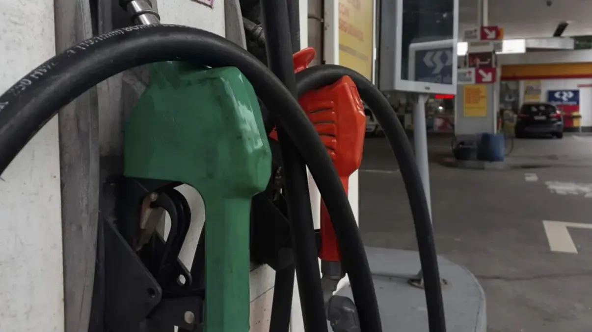 Governo prorroga subsídio do diesel para conter inflação 6 Governo Federal estende a desoneração do diesel para evitar alta de preços e proteger a economia. Entenda o impacto no transporte e no custo de vida.