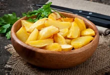 Descubra como deixar suas batatas assadas incrivelmente crocantes e douradas usando um ingrediente simples que você já tem na despensa.