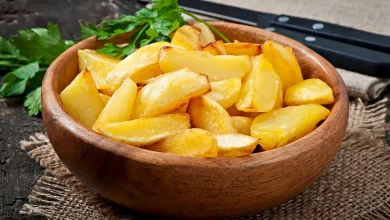 Descubra como deixar suas batatas assadas incrivelmente crocantes e douradas usando um ingrediente simples que você já tem na despensa.