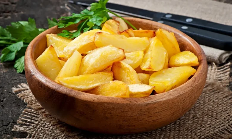 Descubra como deixar suas batatas assadas incrivelmente crocantes e douradas usando um ingrediente simples que você já tem na despensa.