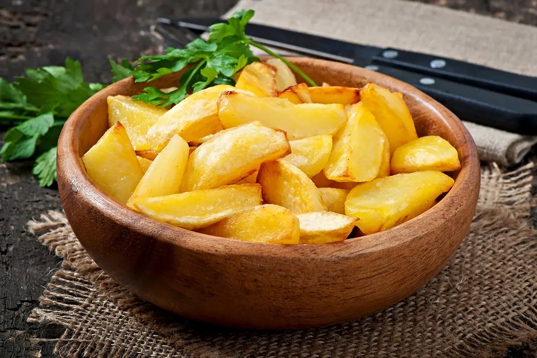 O Segredo para a Batata Assada Crocante e Dourada 6 Descubra como deixar suas batatas assadas incrivelmente crocantes e douradas usando um ingrediente simples que você já tem na despensa.