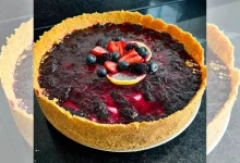 Quer impressionar na sobremesa? Confira o passo a passo desta torta aveludada com calda de frutas vermelhas. Uma receita fácil, sofisticada e deliciosa.