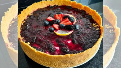 Quer impressionar na sobremesa? Confira o passo a passo desta torta aveludada com calda de frutas vermelhas. Uma receita fácil, sofisticada e deliciosa.