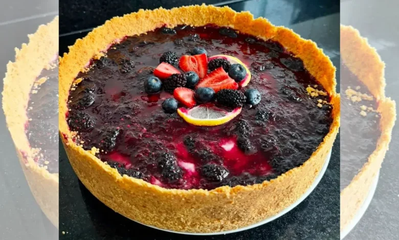 Quer impressionar na sobremesa? Confira o passo a passo desta torta aveludada com calda de frutas vermelhas. Uma receita fácil, sofisticada e deliciosa.