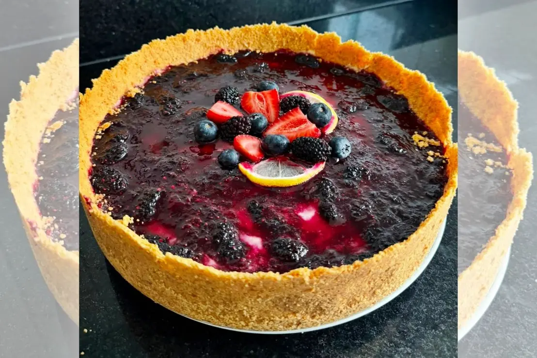 Aprenda a fazer uma torta aveludada com calda de frutas vermelhas 6 Quer impressionar na sobremesa? Confira o passo a passo desta torta aveludada com calda de frutas vermelhas. Uma receita fácil, sofisticada e deliciosa.