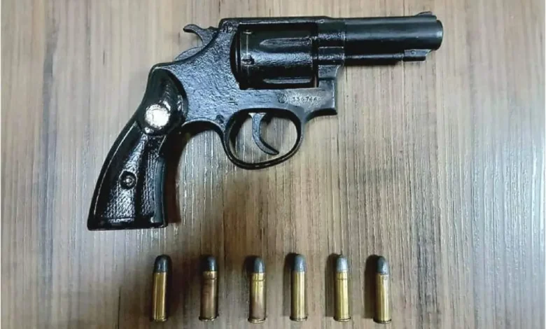 A Polícia Militar realizou a apreensão de um revólver e munições durante uma operação em Maracaí. Confira os detalhes da ocorrência policial.