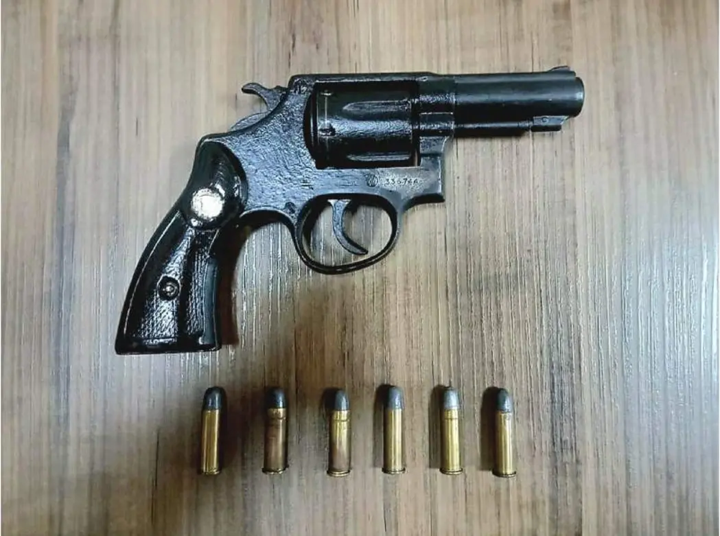 A Polícia Militar realizou a apreensão de um revólver e munições durante uma operação em Maracaí. Confira os detalhes da ocorrência policial.