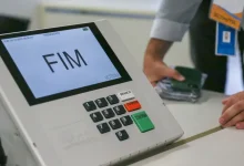 Ministro Cristiano Zanin determina a prorrogação da votação em todo o Brasil até as 19h após pedidos de campanhas sobre falhas e chuvas.