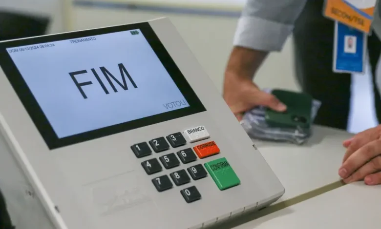 Ministro Cristiano Zanin determina a prorrogação da votação em todo o Brasil até as 19h após pedidos de campanhas sobre falhas e chuvas.