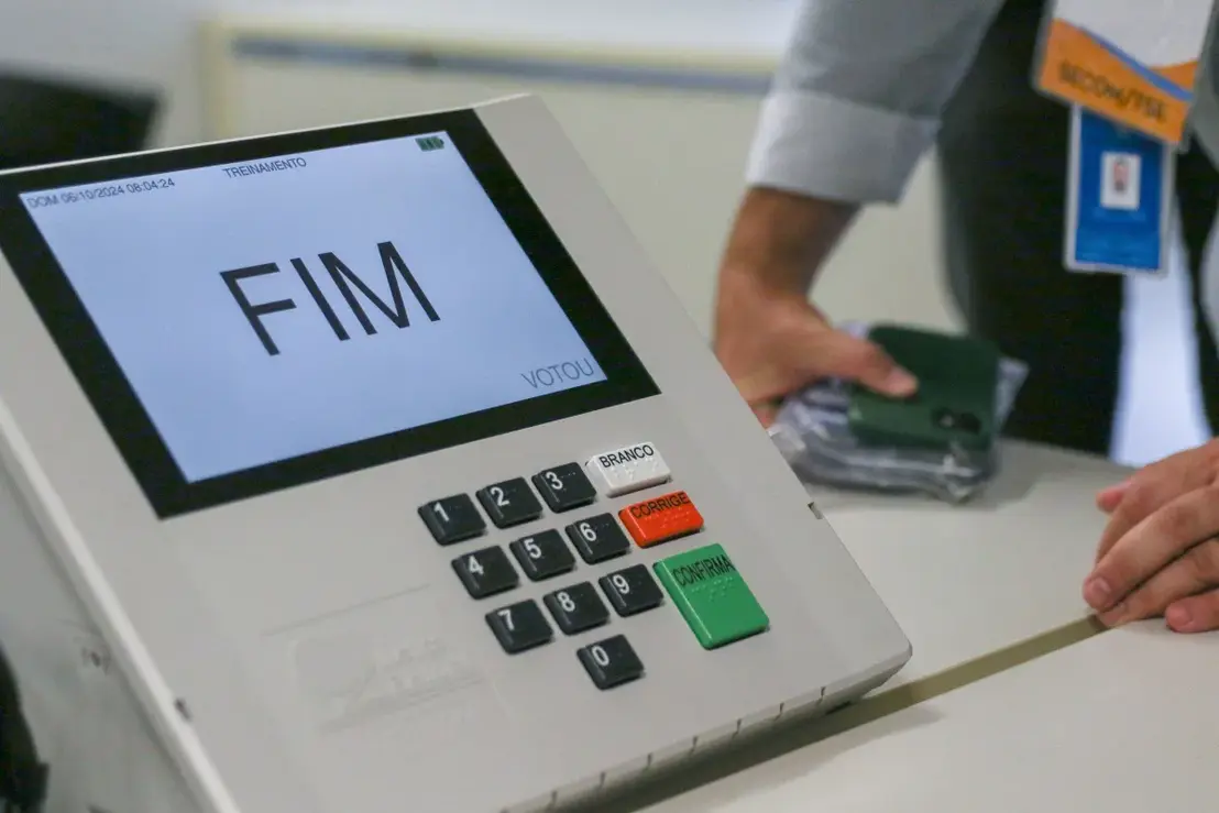 Zanin Prorroga Votação em Todo o País Até as 19h 6 Ministro Cristiano Zanin determina a prorrogação da votação em todo o Brasil até as 19h após pedidos de campanhas sobre falhas e chuvas.