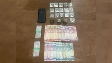 Dois adolescentes foram apreendidos pela Polícia Militar com porções de cocaína e maconha durante patrulhamento na Avenida Presidente Getúlio Vargas.