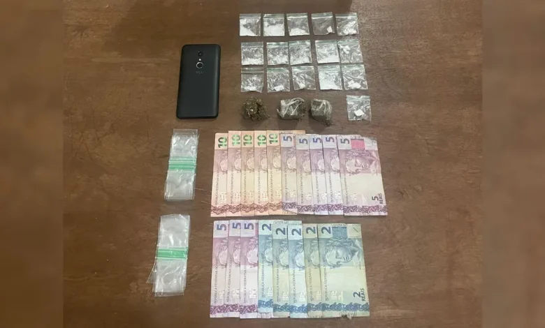 Dois adolescentes foram apreendidos pela Polícia Militar com porções de cocaína e maconha durante patrulhamento na Avenida Presidente Getúlio Vargas.