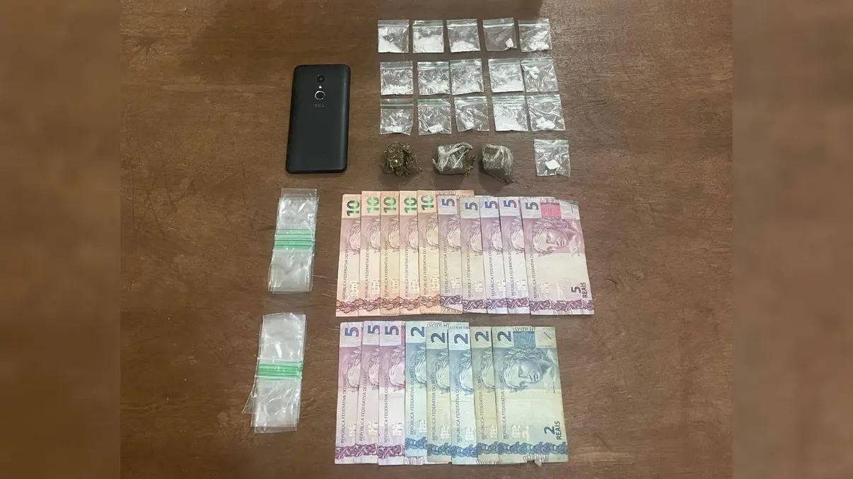 Dois adolescentes foram apreendidos pela Polícia Militar com porções de cocaína e maconha durante patrulhamento na Avenida Presidente Getúlio Vargas.