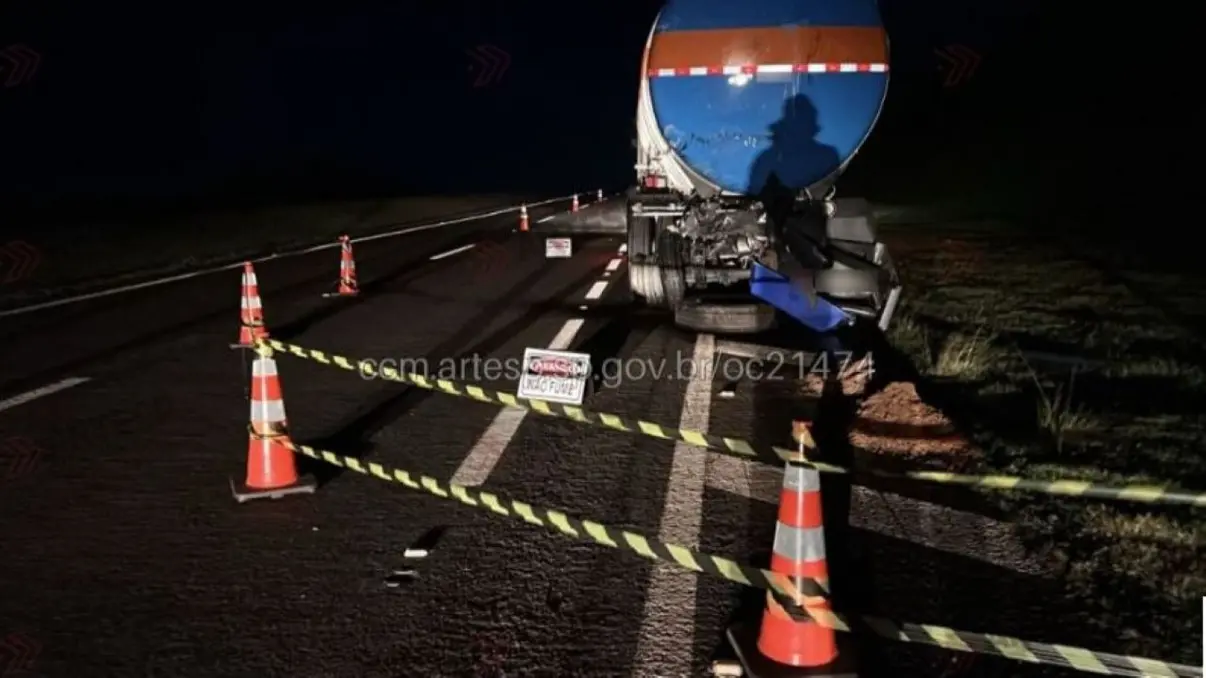 Colisão entre carretas provoca derramamento de álcool na Rodovia Raposo Tavares em Paraguaçu Paulista. Trânsito e segurança em alerta. Confira!