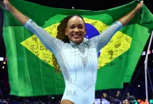 Rebeca Andrade faz história na Holanda e conquista o tricampeonato mundial de ginástica artística. Confira os detalhes desta vitória emocionante.