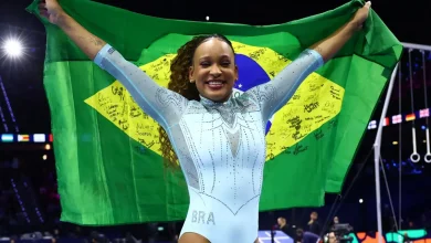 Rebeca Andrade faz história na Holanda e conquista o tricampeonato mundial de ginástica artística. Confira os detalhes desta vitória emocionante.