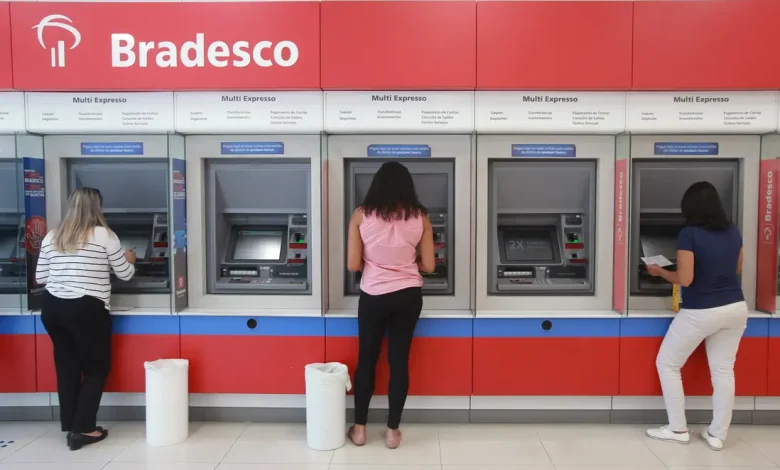O Bradesco (BBDC4) enfrentou mais um revés no mercado financeiro após corte drástico de preço-alvo pelo JPMorgan. Entenda os impactos para os acionistas.