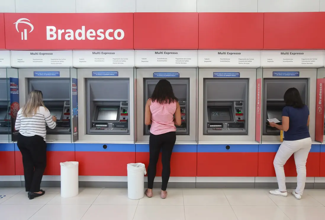 O Bradesco (BBDC4) enfrentou mais um revés no mercado financeiro após corte drástico de preço-alvo pelo JPMorgan. Entenda os impactos para os acionistas.