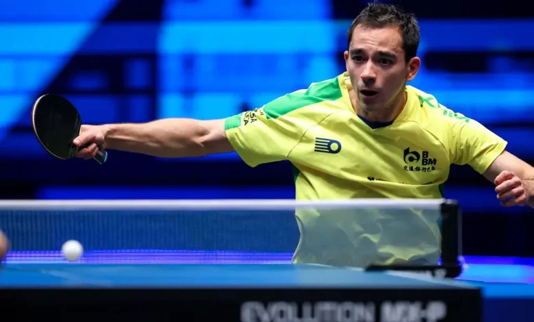 Após duas vitórias expressivas, Hugo Calderano entra na mesa nesta quinta-feira pelo China Smash. Acompanhe os detalhes da competição internacional.