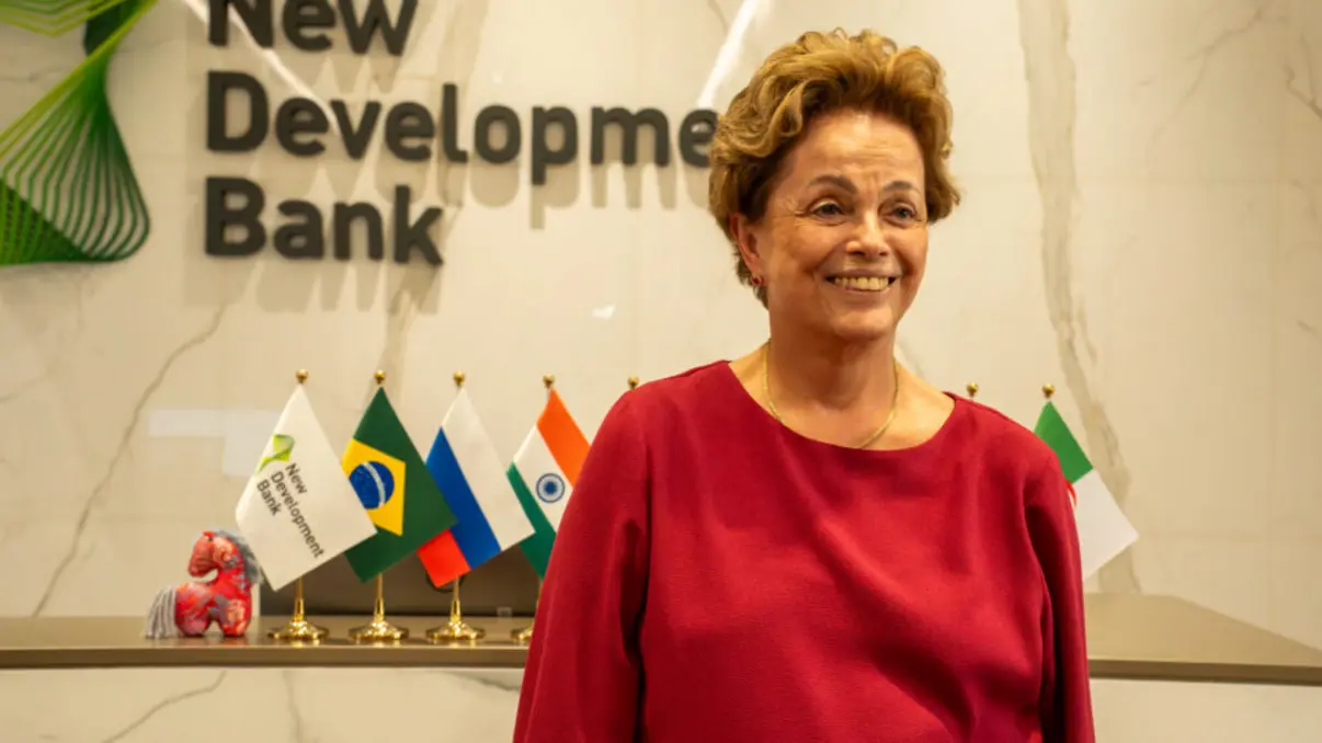 Ex-presidente Dilma Rousseff enfrentou manifestações, gritos de corrupção e vaias durante o seu comparecimento às urnas em Belo Horizonte.