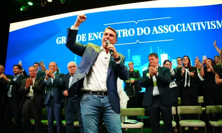 Senador Flávio Bolsonaro avalia propostas para a segurança pública e surpreende ao comparar medidas com a atuação em El Salvador. Confira os detalhes.