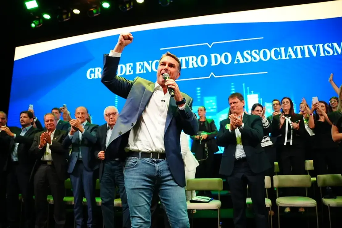 Senador Flávio Bolsonaro avalia propostas para a segurança pública e surpreende ao comparar medidas com a atuação em El Salvador. Confira os detalhes.