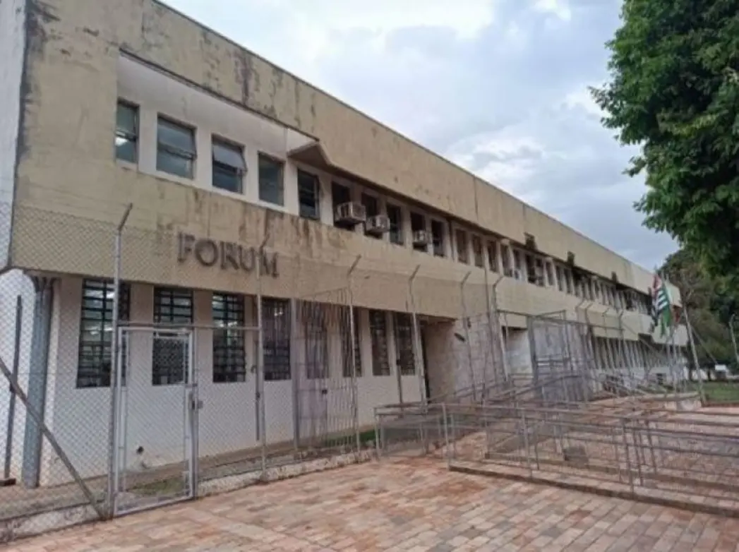 A Justiça de Assis condenou um jovem de 20 anos a 12 anos de reclusão em regime fechado por estupro de adolescente e produção de cenas explícitas.