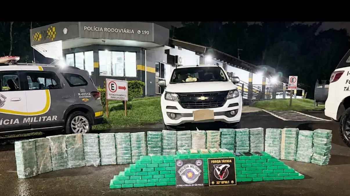 Homem é preso com mais de 320 kg de drogas em Assis 6 Operação policial em Assis resulta na prisão de um homem e apreensão de mais de 320 quilos de entorpecentes em um imóvel. Confira os detalhes.