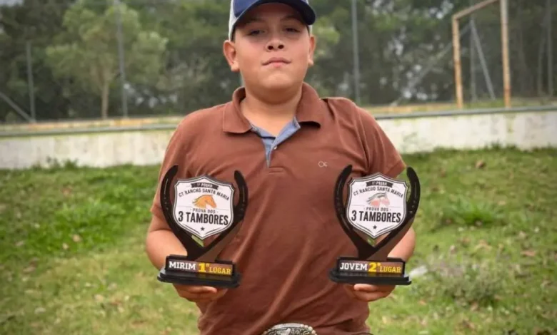 O cavaleiro João Vitor Martins teve um fim de semana espetacular nas pistas de Rinópolis, conquistando importantes títulos na modalidade de três tambores.