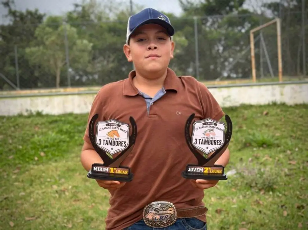 O cavaleiro João Vitor Martins teve um fim de semana espetacular nas pistas de Rinópolis, conquistando importantes títulos na modalidade de três tambores.
