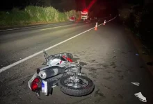Grave acidente em rodovia de Rancharia resulta na morte de um motociclista residente de Quatá. Confira os detalhes da ocorrência na região.