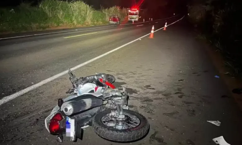 Grave acidente em rodovia de Rancharia resulta na morte de um motociclista residente de Quatá. Confira os detalhes da ocorrência na região.