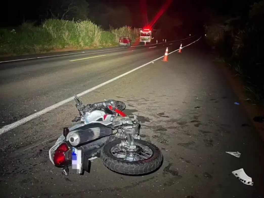 Grave acidente em rodovia de Rancharia resulta na morte de um motociclista residente de Quatá. Confira os detalhes da ocorrência na região.