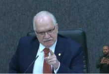 O ministro Edson Fachin deu uma forte repreensão em desembargador durante julgamento no CNJ, destacando regras e postura na magistratura.
