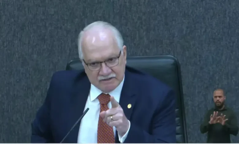 O ministro Edson Fachin deu uma forte repreensão em desembargador durante julgamento no CNJ, destacando regras e postura na magistratura.