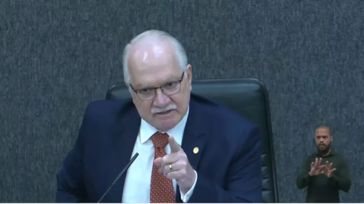 Fachin Repreende Desembargador em Julgamento no CNJ 6 O ministro Edson Fachin deu uma forte repreensão em desembargador durante julgamento no CNJ, destacando regras e postura na magistratura.
