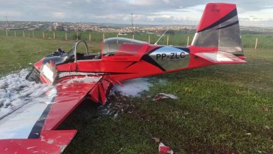 Avião de pequeno porte caiu em Orlândia, no interior de São Paulo, e deixou duas pessoas mortas; Polícia Civil investiga as causas do acidente.