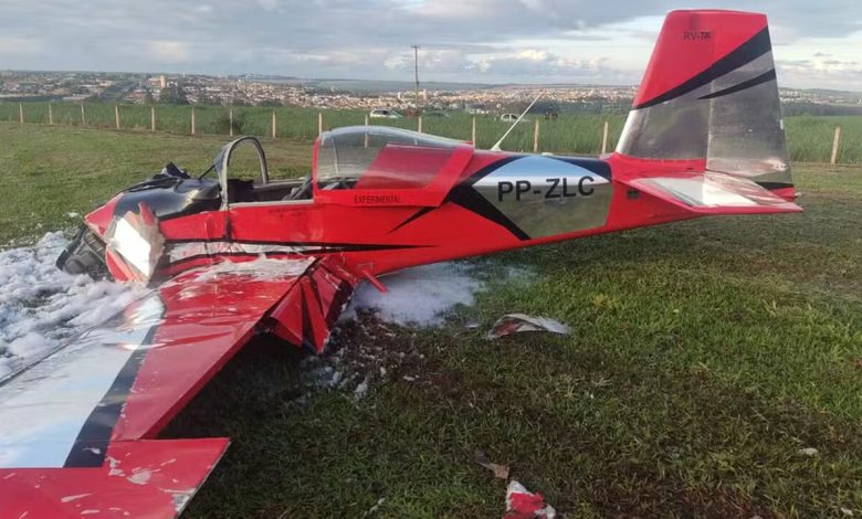 Avião de pequeno porte caiu em Orlândia, no interior de São Paulo, e deixou duas pessoas mortas; Polícia Civil investiga as causas do acidente.