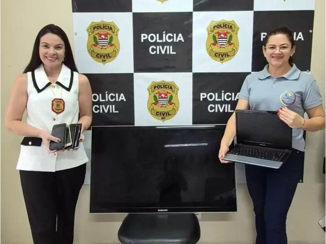 Polícia Civil doa eletrônicos apreendidos em Paraguaçu 6 Aparelhos celulares e notebooks apreendidos pela Polícia Civil em Paraguaçu Paulista são doados a três instituições beneficentes locais.