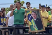 Senador Flávio Bolsonaro garante que seu pai, Jair Bolsonaro, estará elegível e entregará a faixa presidencial nas eleições de 2026.
