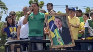 Senador Flávio Bolsonaro garante que seu pai, Jair Bolsonaro, estará elegível e entregará a faixa presidencial nas eleições de 2026.