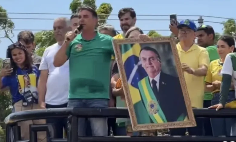 Senador Flávio Bolsonaro garante que seu pai, Jair Bolsonaro, estará elegível e entregará a faixa presidencial nas eleições de 2026.