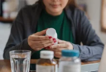 Descubra por que suplementos não substituem remédios no tratamento da resistência à insulina. Entenda os riscos e a importância médica.
