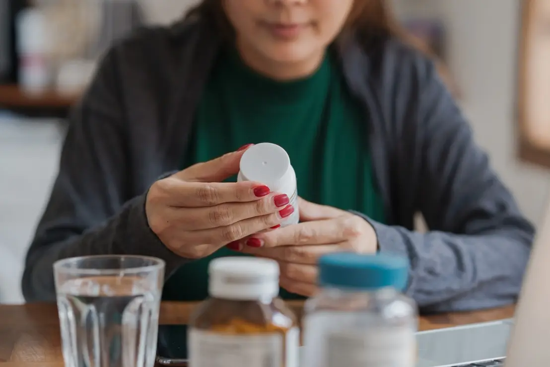 Descubra por que suplementos não substituem remédios no tratamento da resistência à insulina. Entenda os riscos e a importância médica.
