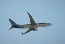 Copiloto de voo da FlyDubai tenta derrubar aeronave após esfaquear o piloto. Passageiros agem com heroísmo e evitam tragédia. Leia os detalhes.