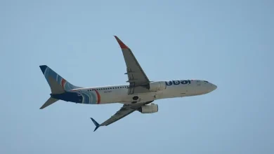 Copiloto de voo da FlyDubai tenta derrubar aeronave após esfaquear o piloto. Passageiros agem com heroísmo e evitam tragédia. Leia os detalhes.