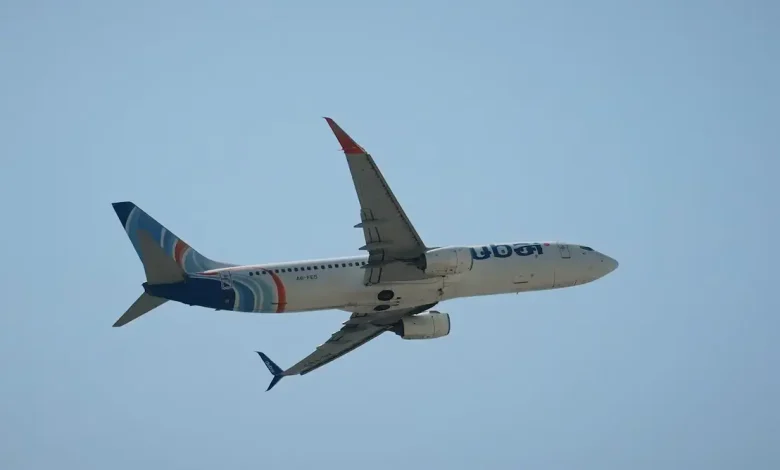 Copiloto de voo da FlyDubai tenta derrubar aeronave após esfaquear o piloto. Passageiros agem com heroísmo e evitam tragédia. Leia os detalhes.