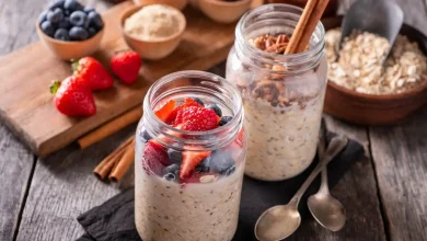 Descubra como preparar o overnight oats, uma alternativa nutritiva, prática e rica em fibras para transformar o seu café da manhã. Confira os benefícios!